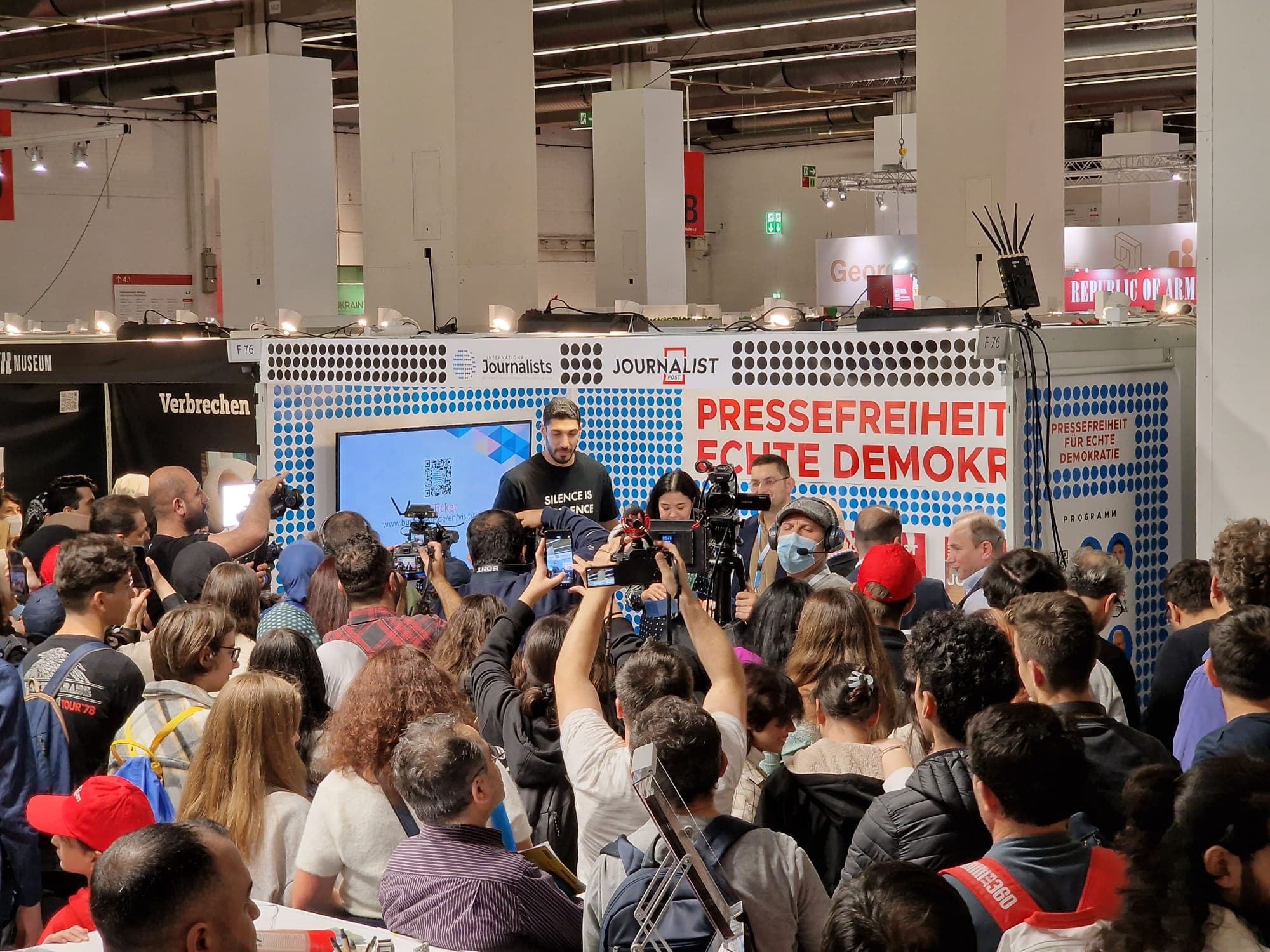 Journalists discuss war, persecution and democracy with colleagues and activists at Frankfurt Book Fair