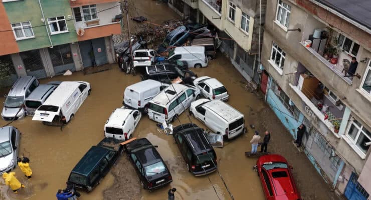 Flooding brings İstanbul to a standstill as death toll rises to 2